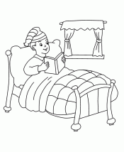 Мальчик читает в кровати